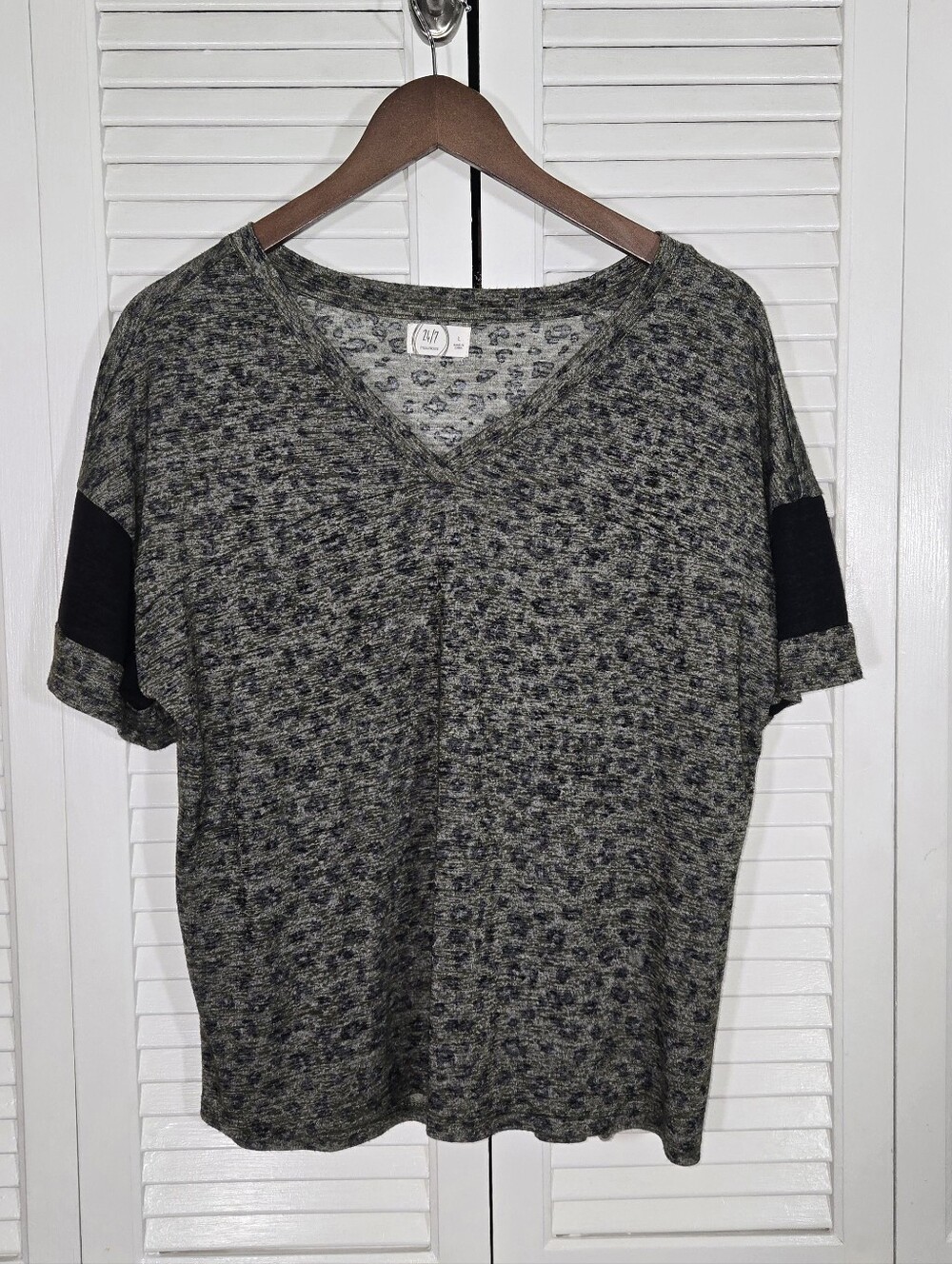 24/7 Maurices Olive Green Black Cheetah Print V Neck Short Sleeve Relaxed Tee L